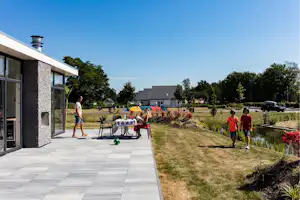 EuroParcs Limburg Landgoed Hommelheide - Terrasse eines Mobilheims am Wasser