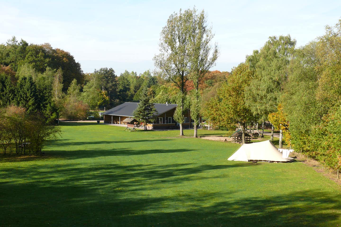 Landgoedcamping Westerwolde - Campingplatz Luftaufnahme mit Kinderspielplatz, Glampingzelt und Gemeinschaftsraum