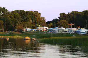 Landöns Camping - Blick auf den Wohnwagen- und Zeltstellplatz vom Campingplatz am Meer im Grünen