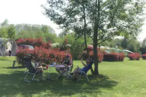 Landschapscamping De Graspol - Gäste sitzen zusammen auf der Wiese