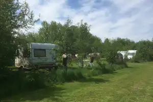 Landschapscamping De Graspol - Wohnmobil- und Wohnwagenstellplätze auf der Wiese