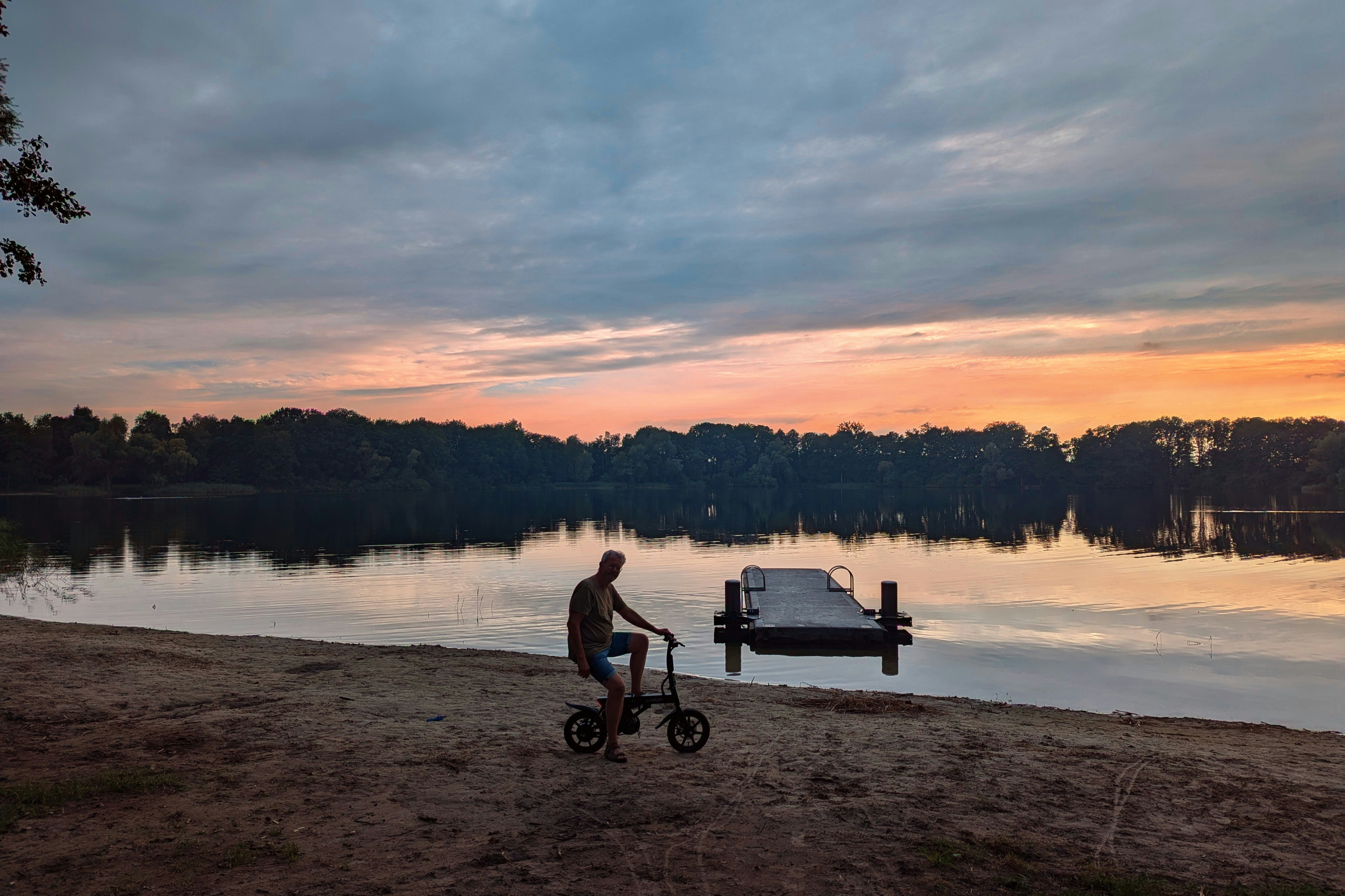 Landschapscamping Het Hazenpad - Blick auf den See mit Badestrand bei Sonnenuntergang