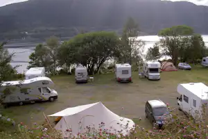 Langenuen Motel & Camping Langenuen Motel Camping - Wohnmobil- und Wohnwagenstellplätze mit Blick auf den See