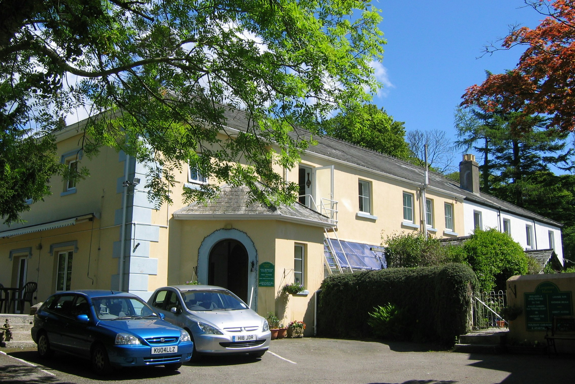 Langstone Manor Holiday Park - Blick auf das Servicegebäude mit Restaurant