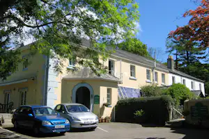 Langstone Manor Holiday Park - Blick auf das Servicegebäude mit Restaurant