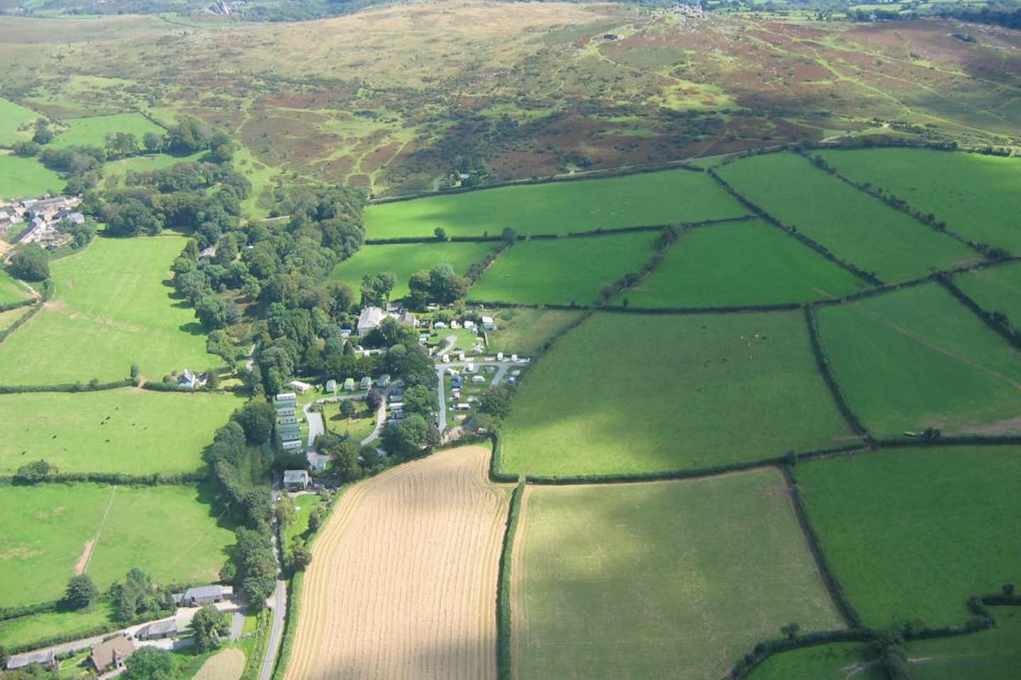Langstone Manor Holiday Park - Vogelperspektive auf den Campingplatz mit Blick auf die umliegende Natur der Grafschaft Devon