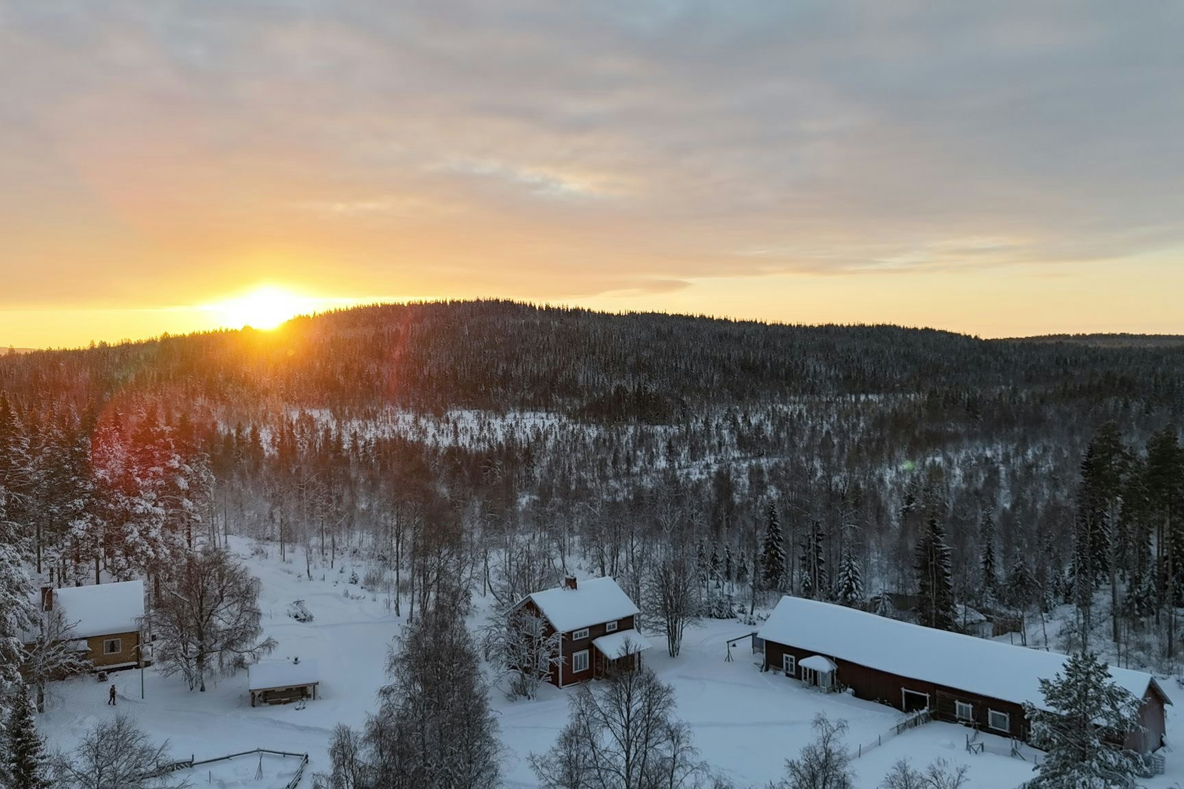 Lapland Adventures - Blick auf den verschneiten Campingplatz im Winter