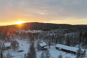 Lapland Adventures - Blick auf den verschneiten Campingplatz im Winter