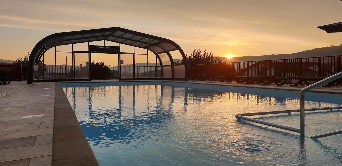 Larlapean - Blick auf den Pool im Freien bei Sonnenuntergang