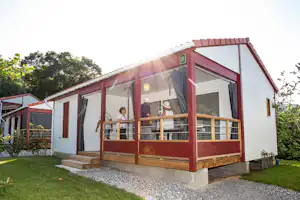 Larlapean - Blick auf ein Mobilheim mit überdachter Terrasse