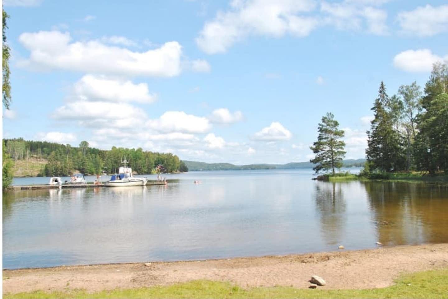 Laxsjöns Friluftsgård - Der See auf dem Campingplatz eignet sich gut zum schwimmen und segeln