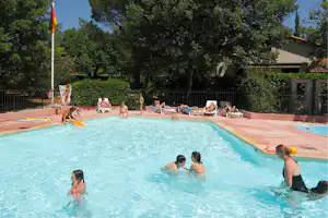 Camping du Lac - Camping du Lac - Camper im Pool vom Campingplatz