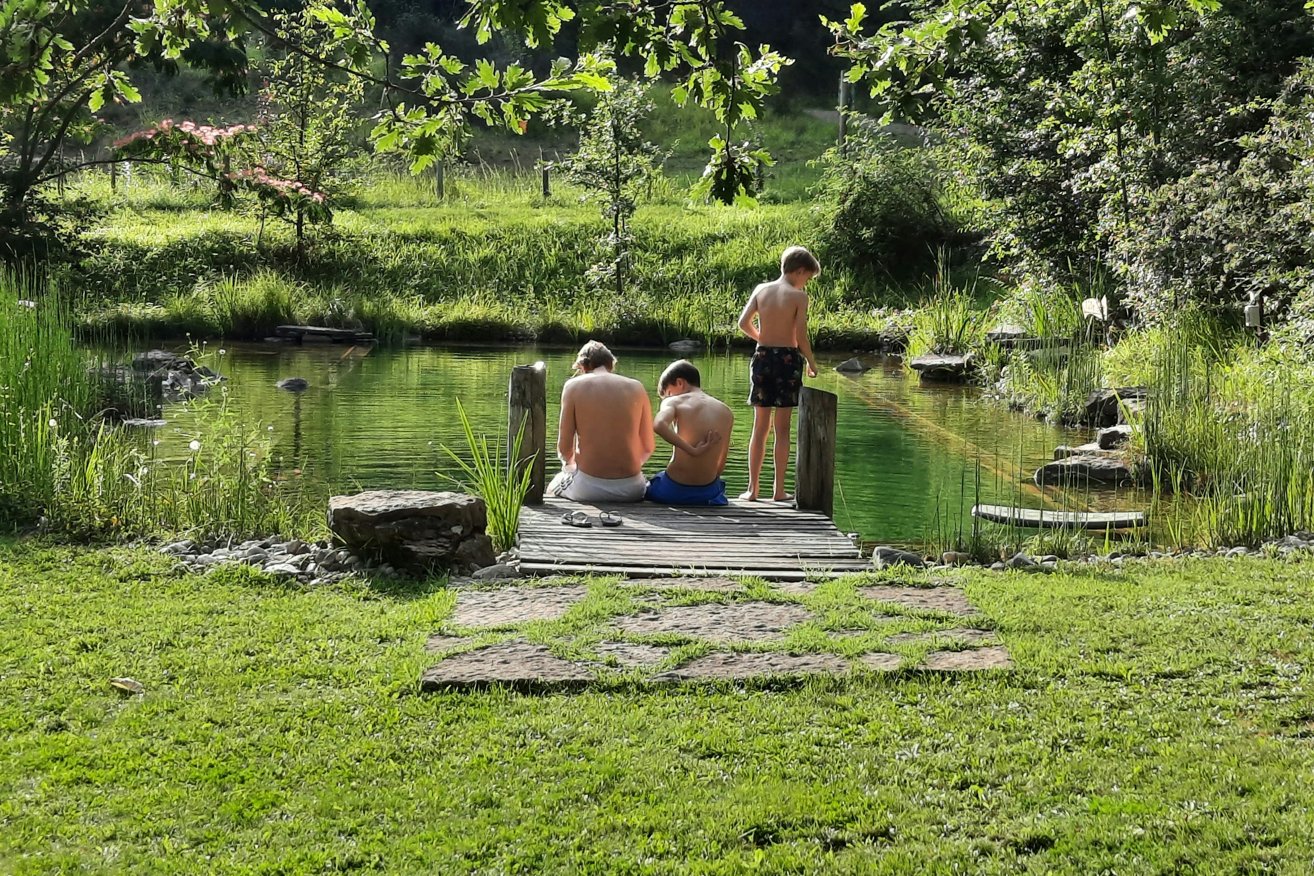 Le Camp - Camper auf Steg am See