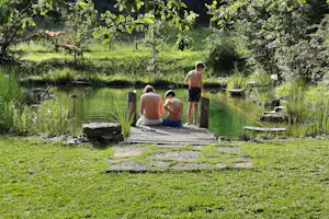 Le Camp - Camper auf Steg am See