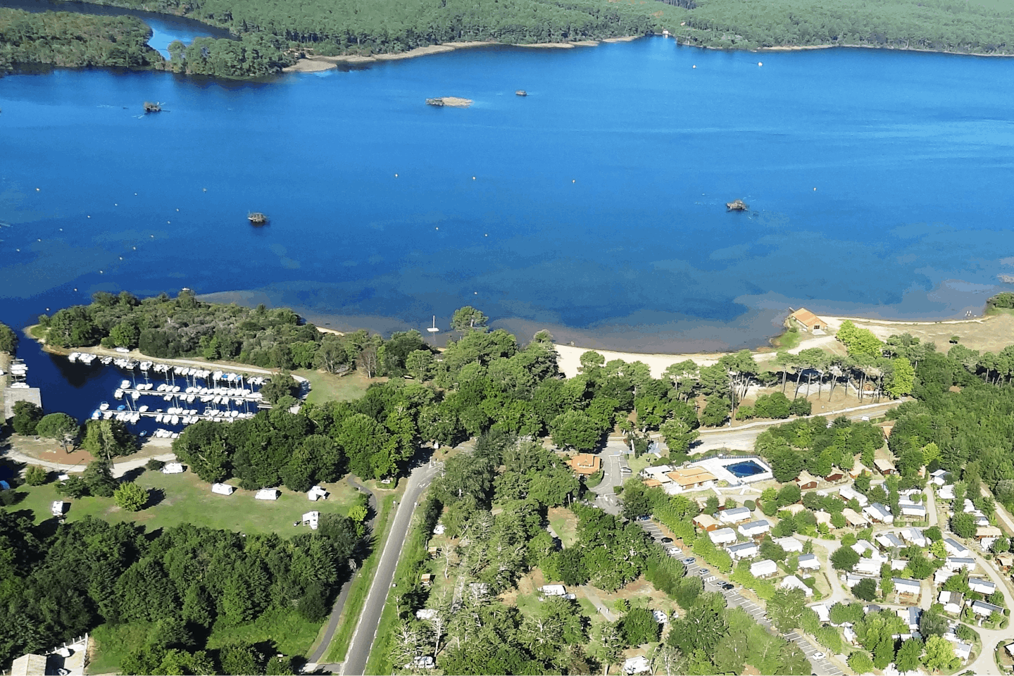 Le Camping du Lac  -  Luftaufnahme vom Campingplatz am See