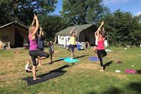 Camping Le Clos de Banes - Gäste entspannen beim Yoga 