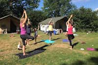 Camping Le Clos de Banes - Gäste entspannen beim Yoga 