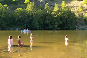 Le CosyCamp - Kinder beim Angeln in der Loire am Campingplatz