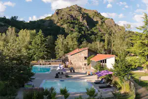 Le CosyCamp - Pool vom Campingplatz mit Blick auf die Berge