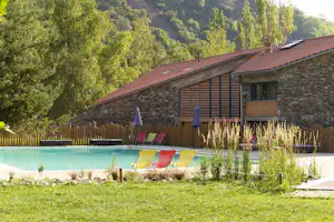 Le CosyCamp - Pool vom Campingplatz mit Liegestühlen in der Sonne