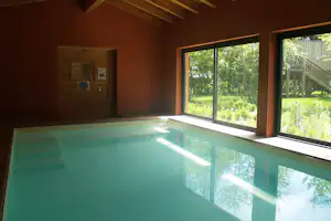 Le CosyCamp - Indoor Pool vom Campingplatz mit Blick ins Grüne