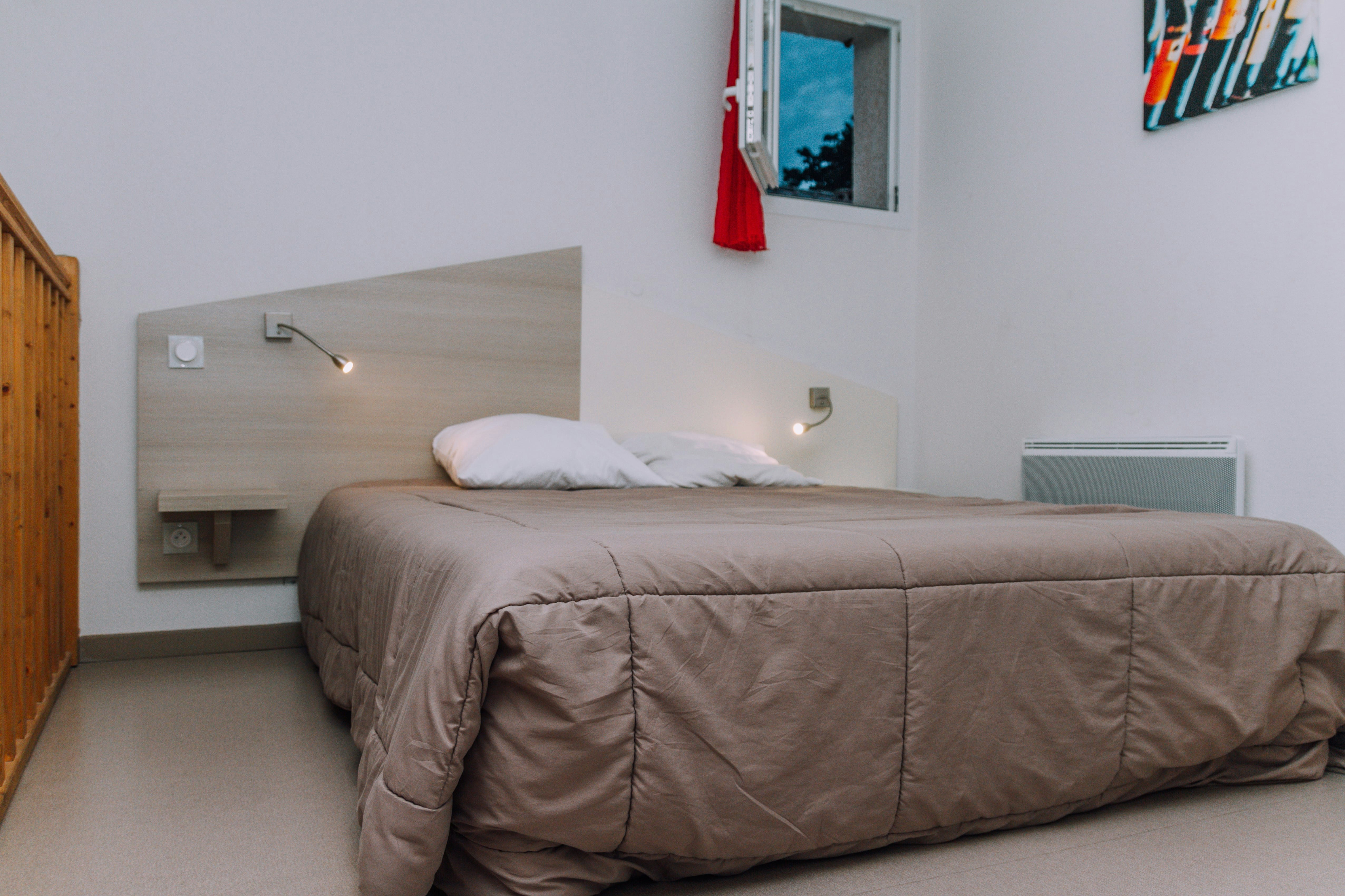 Le Domaine de Bacchus  - Doppelbett im Schlafzimmer eines Mobilheims