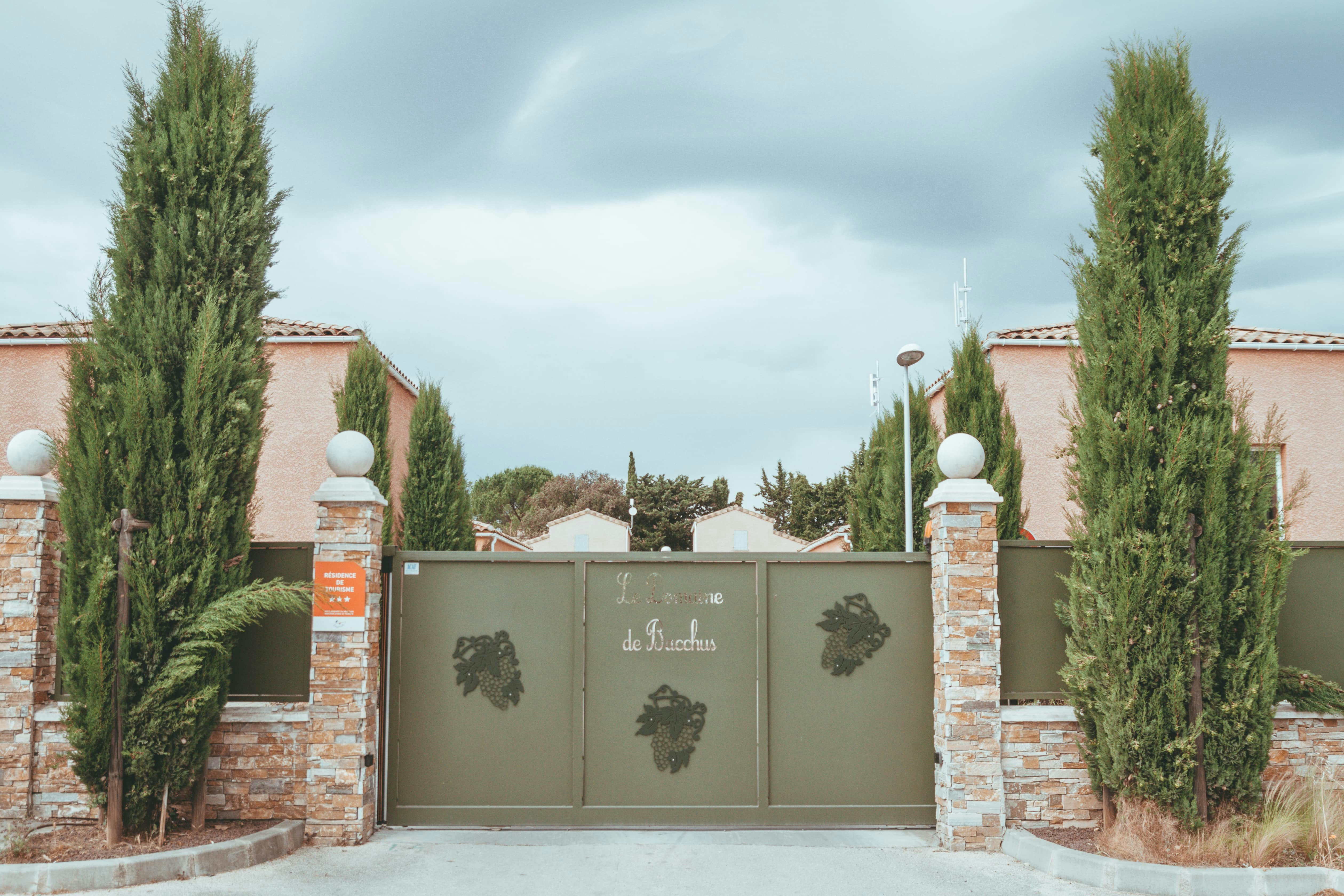 Le Domaine de Bacchus - Eingang des Campingplatzes