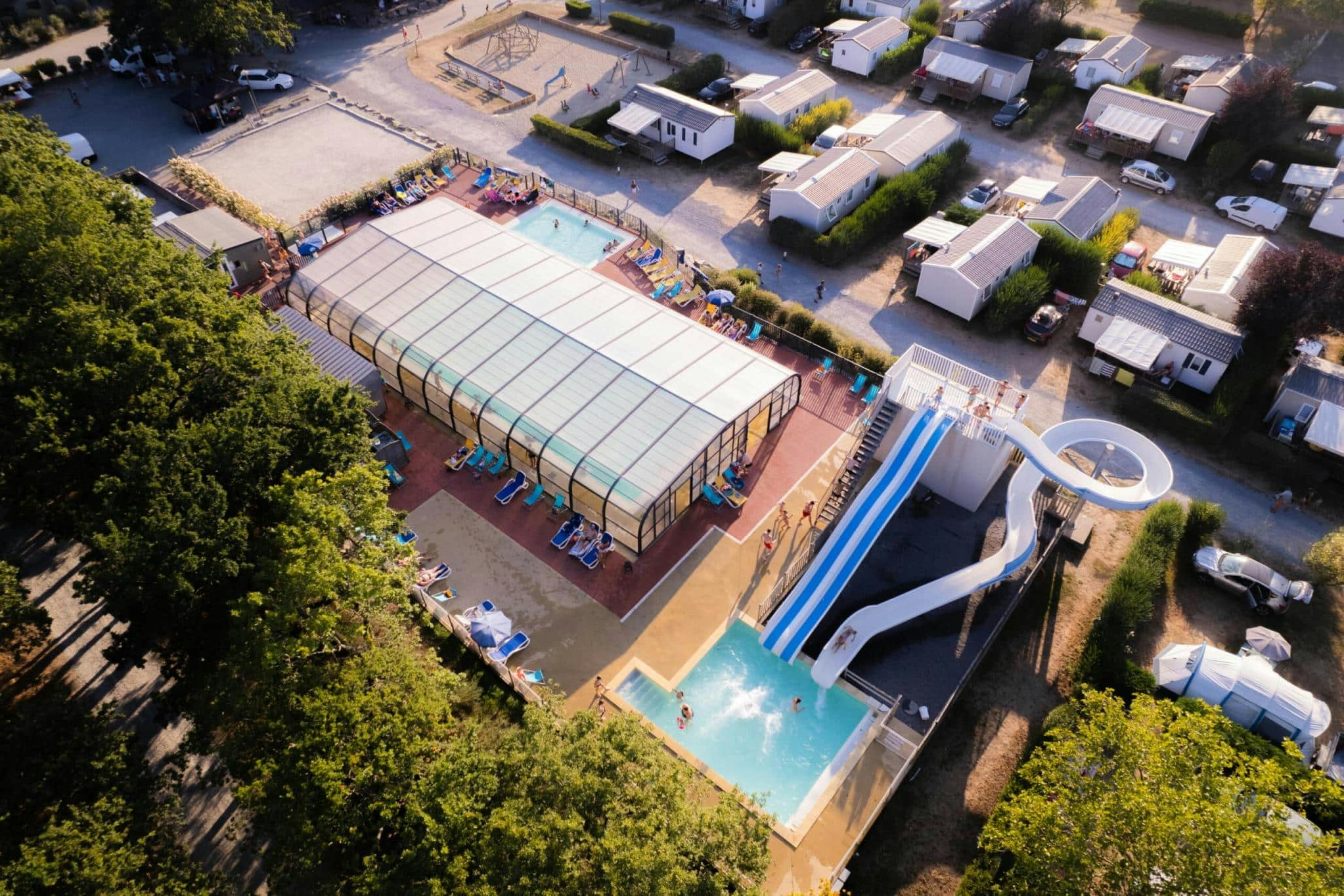 Eden Villages Domaine de Bréhadour  Le Domaine de Bréhadour  - Luftaufnahme des Campingplatzes mit Freibad und Wasserrutschen