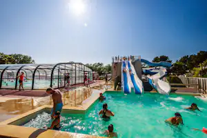 Le Domaine de Bréhadour - Blick auf Pool mit der Wasserrutsche auf dem Campingoplatz