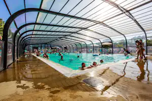 Le Domaine de Bréhadour - Gäste und Kinder schwimmen im Pool in der Glashalle