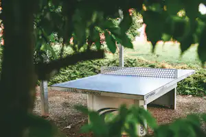 Le Domaine de Claire Rive - Tischtennisplatte auf dem Campingplatz