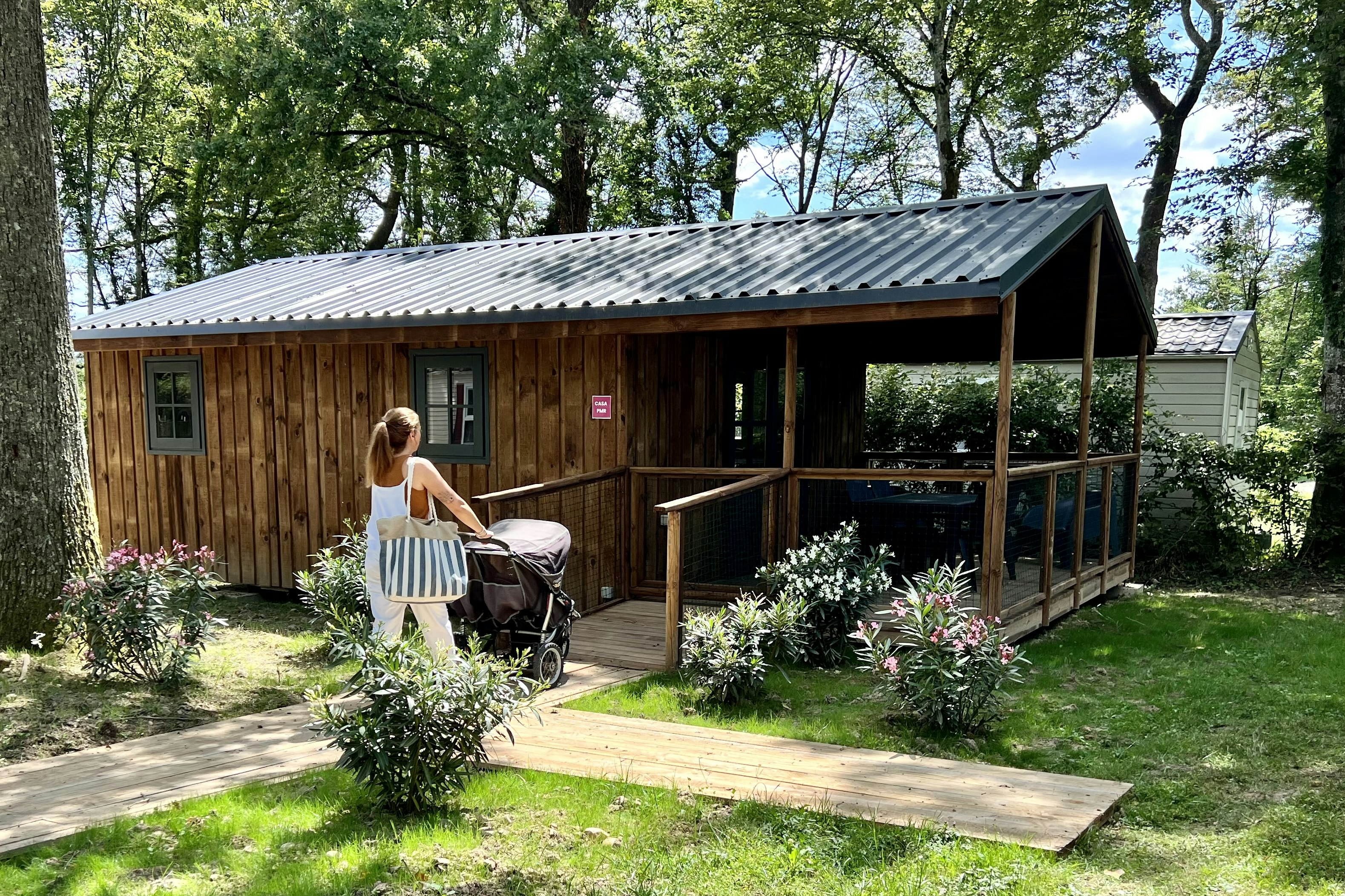 Le Domaine De La Dombes  - Mobilheim mit Terrasse auf dem Campingplatz