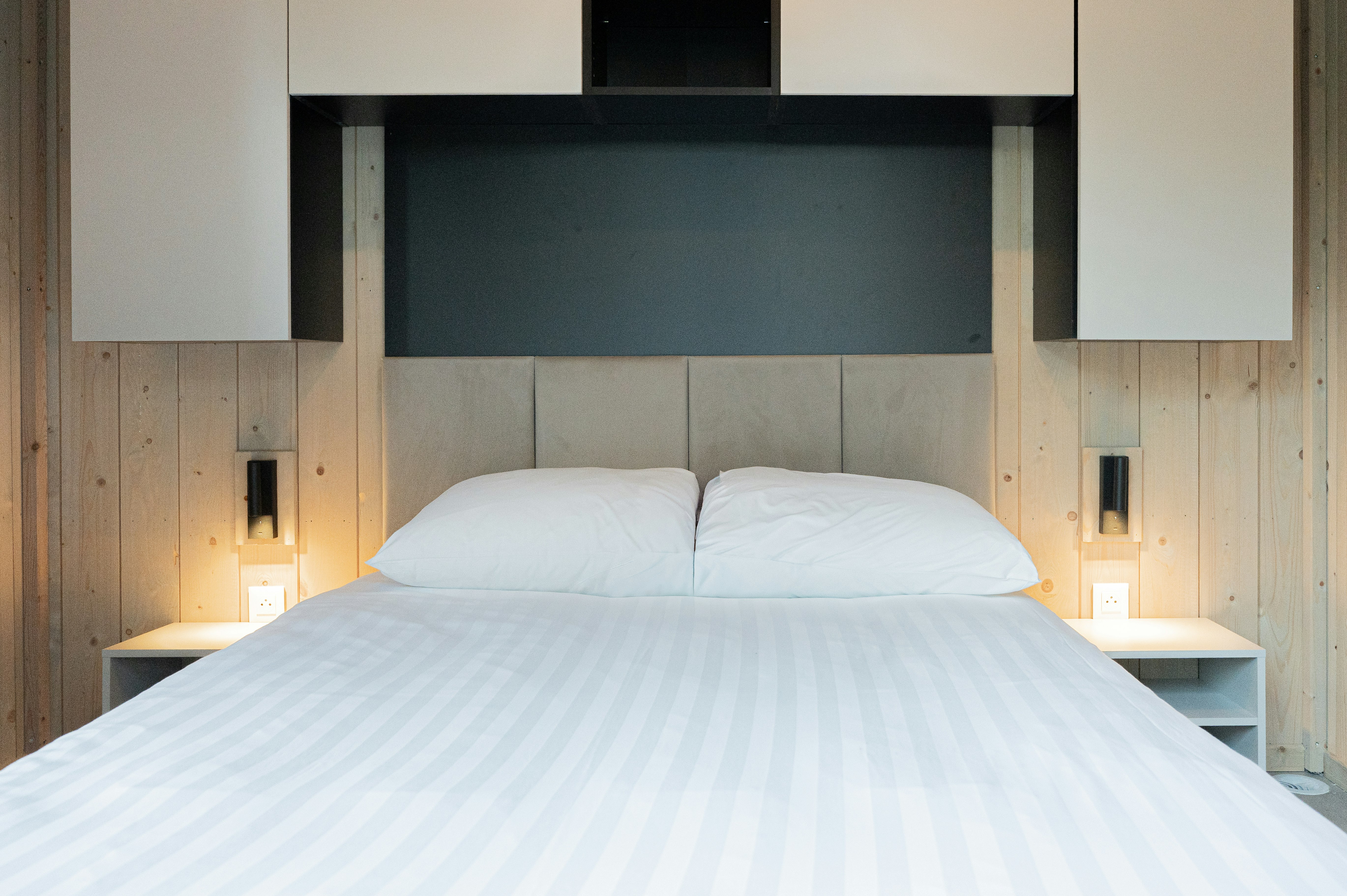 Le Hameau de La Semois  - Doppelbett im Schlafzimmer eines Mobilheims