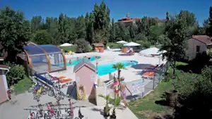 Le Hameau des Genêts - Pool im Freien mit Liegestühlen und Sonnenschirmen