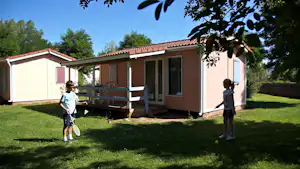 Le Hameau des Genêts - Kinder spielen Badminton vor einem Mobilheim