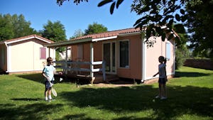 Le Hameau des Genêts - Kinder spielen Badminton vor einem Mobilheim