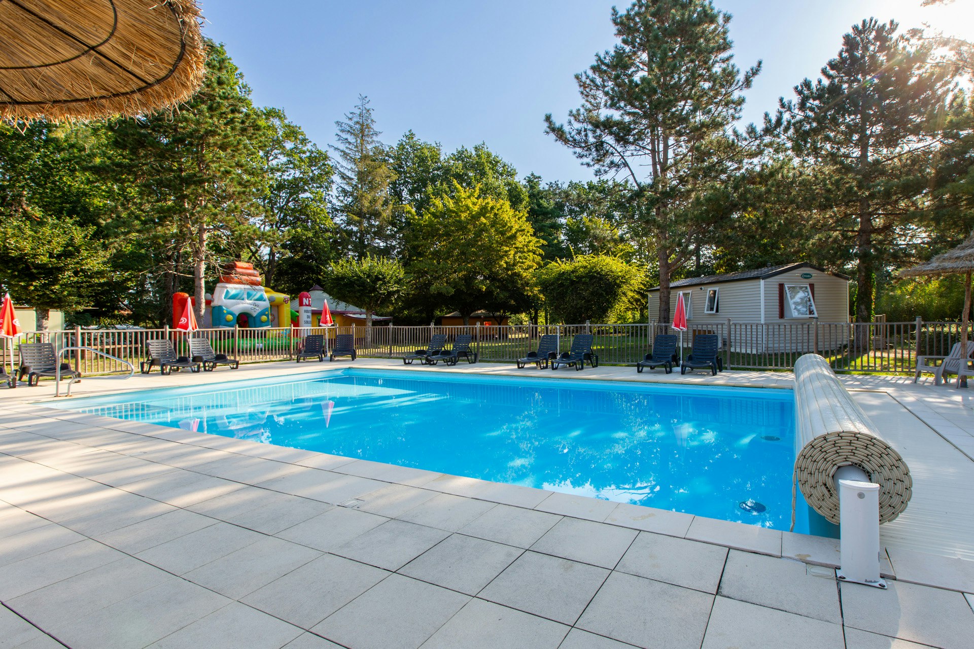 Flower Camping Le Jardins de Sully  Le Jardin de Sully  - Pool im Freien mit Liegestühlen und Sonnenschirmen