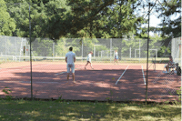 Le Jardin de Sully - Tennisplatz auf dem Campingplatz