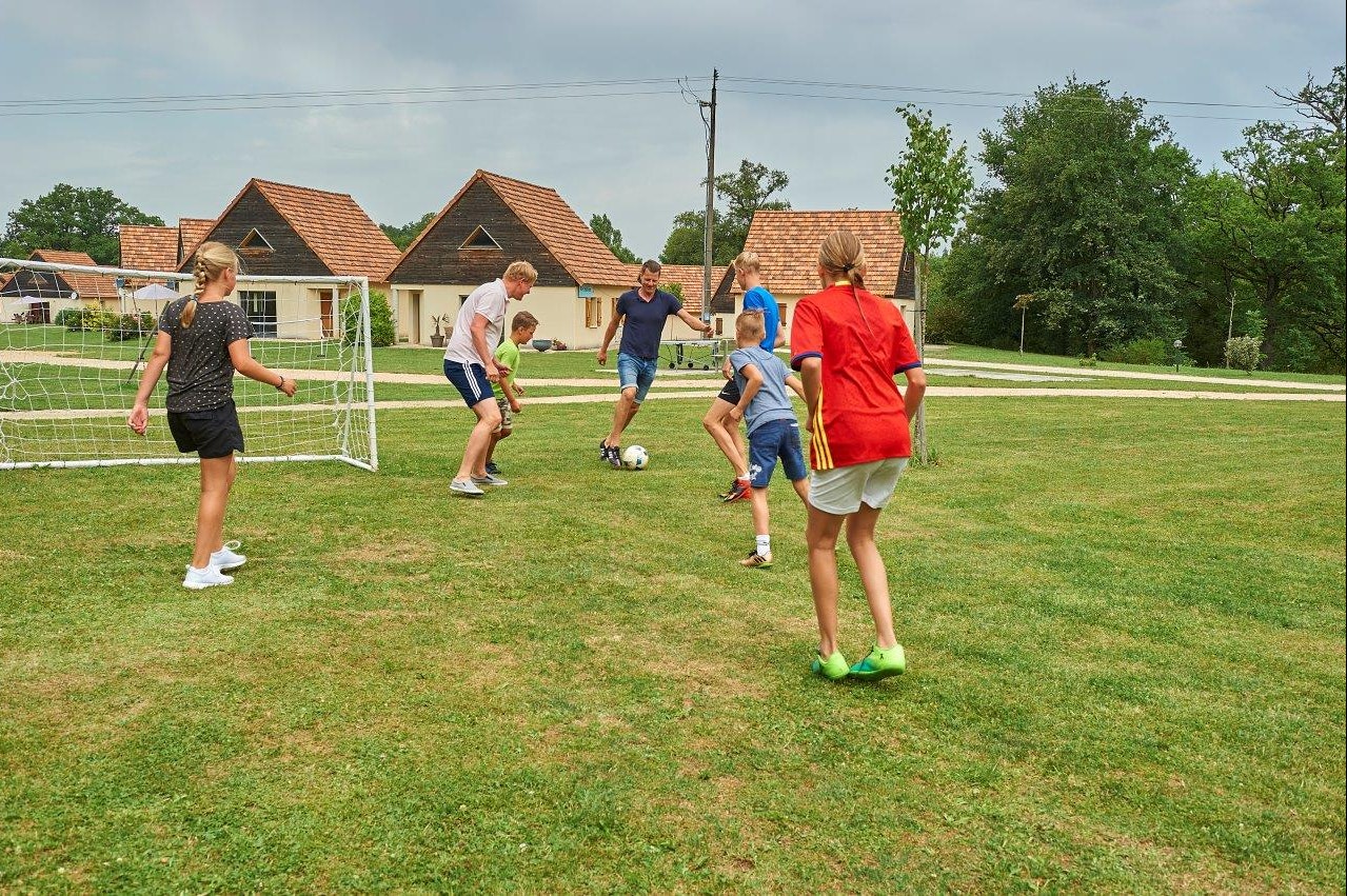 Le Lac Bleu - Camper spielen Fußball auf der Wiese