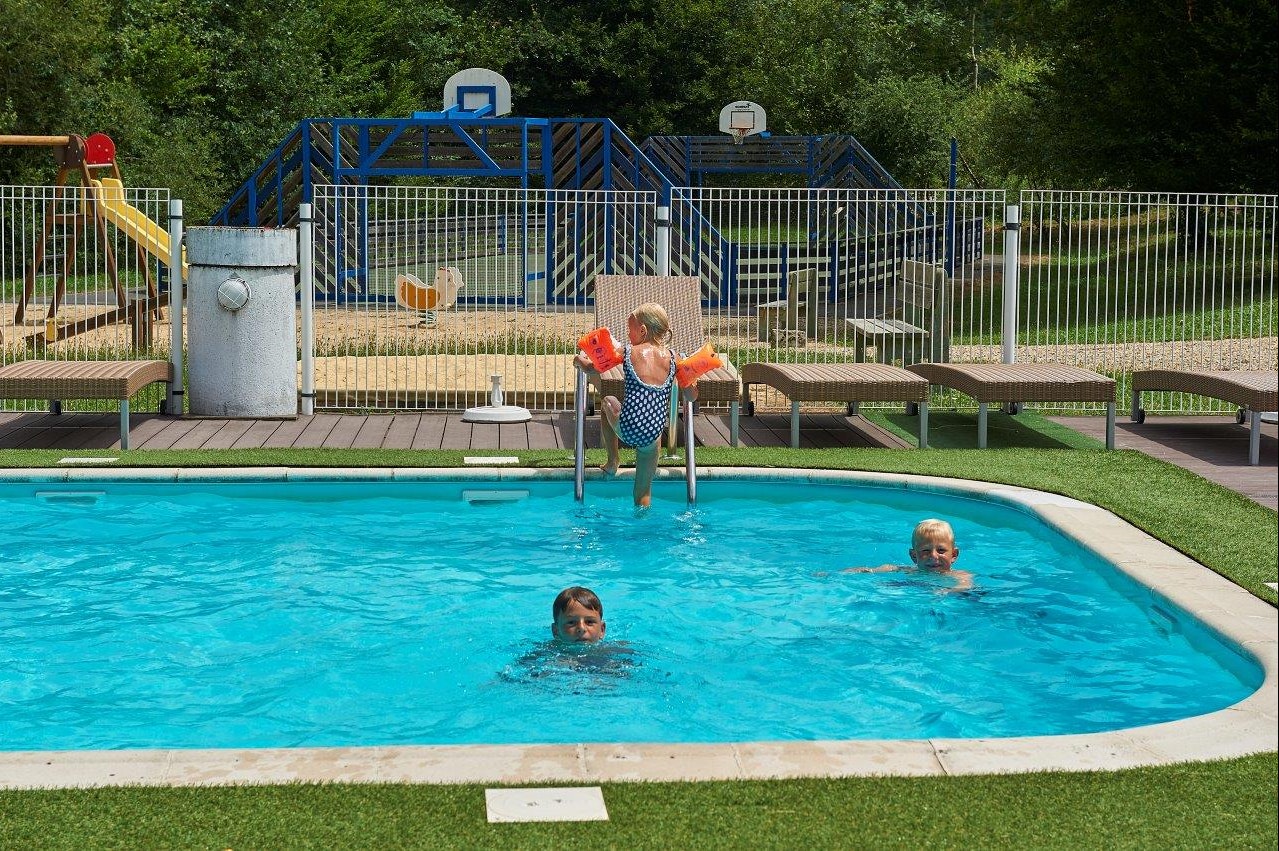 Le Lac Bleu - Pool im Freien auf dem Campingplatz
