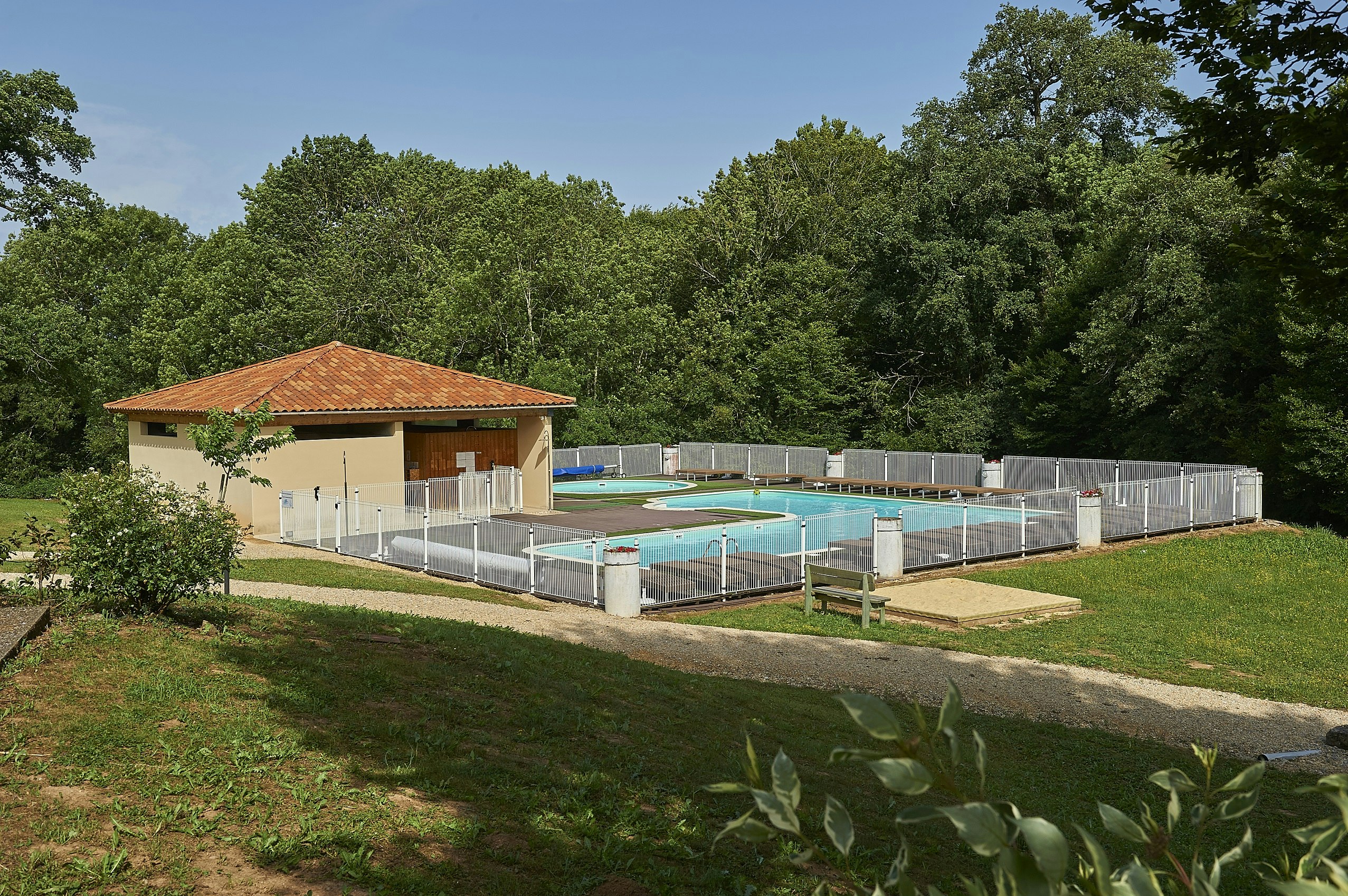 Le Lac Bleu - Pool im Freien auf dem Campingplatz