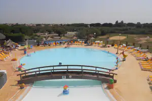 Le Lac des Rêves - Outdoor-Pool aus der Vogelperspektive