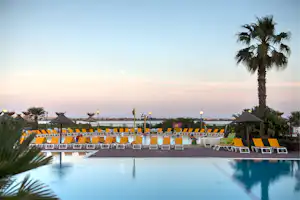 Le Lac des Rêves - Outdoor-Pools mit Liegestühlen