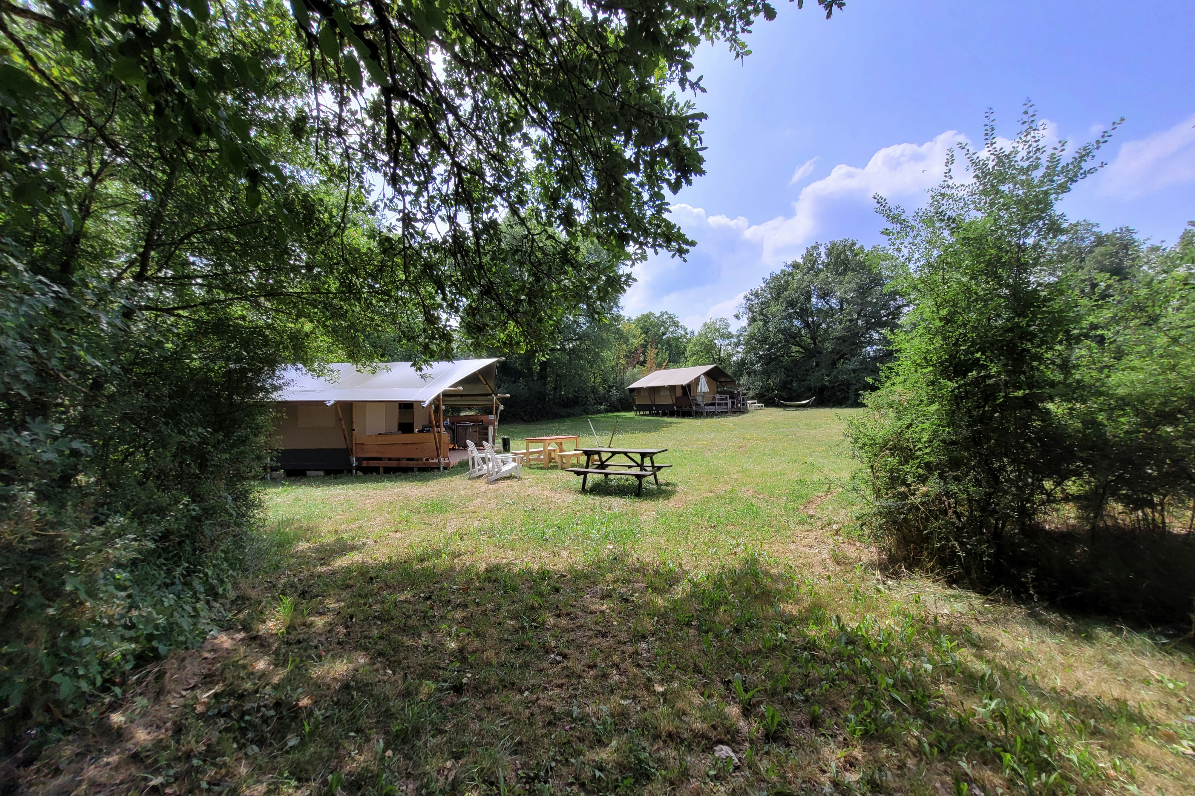Le Mas du Midi - Blick auf die Mobilheime auf der Wiese am Campingplatz