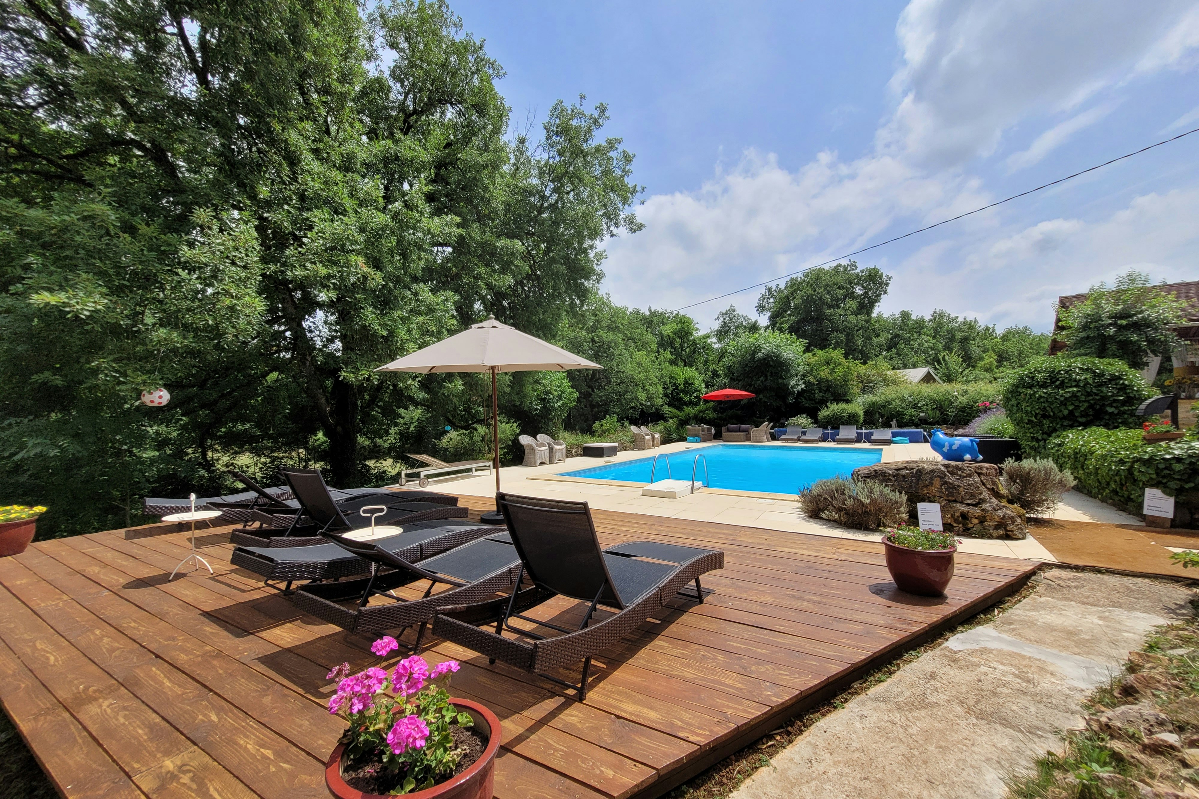 Le Mas du Midi - Liegestühle und Sonnenschirme am Pool des Campingplatzes