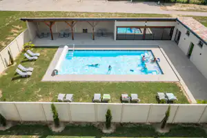 Le Moulin de la Brevette - Luftaufnahme des Freibades auf dem Campingplatz