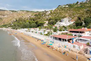 Le Palme Village - Blick auf den Badestrand mit Liegestühlen und Sonnenschirmen