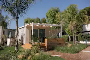 Le Palme Village - Mobilheim mit Terrasse auf dem Campingplatz