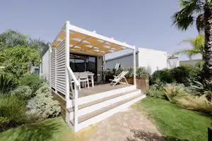 Le Palme Village - Mobilheim mit Terrasse auf dem Campingplatz