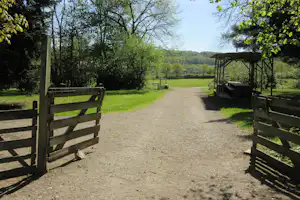 Le Petit Mas d’ile - Eingang des Campingplatzes